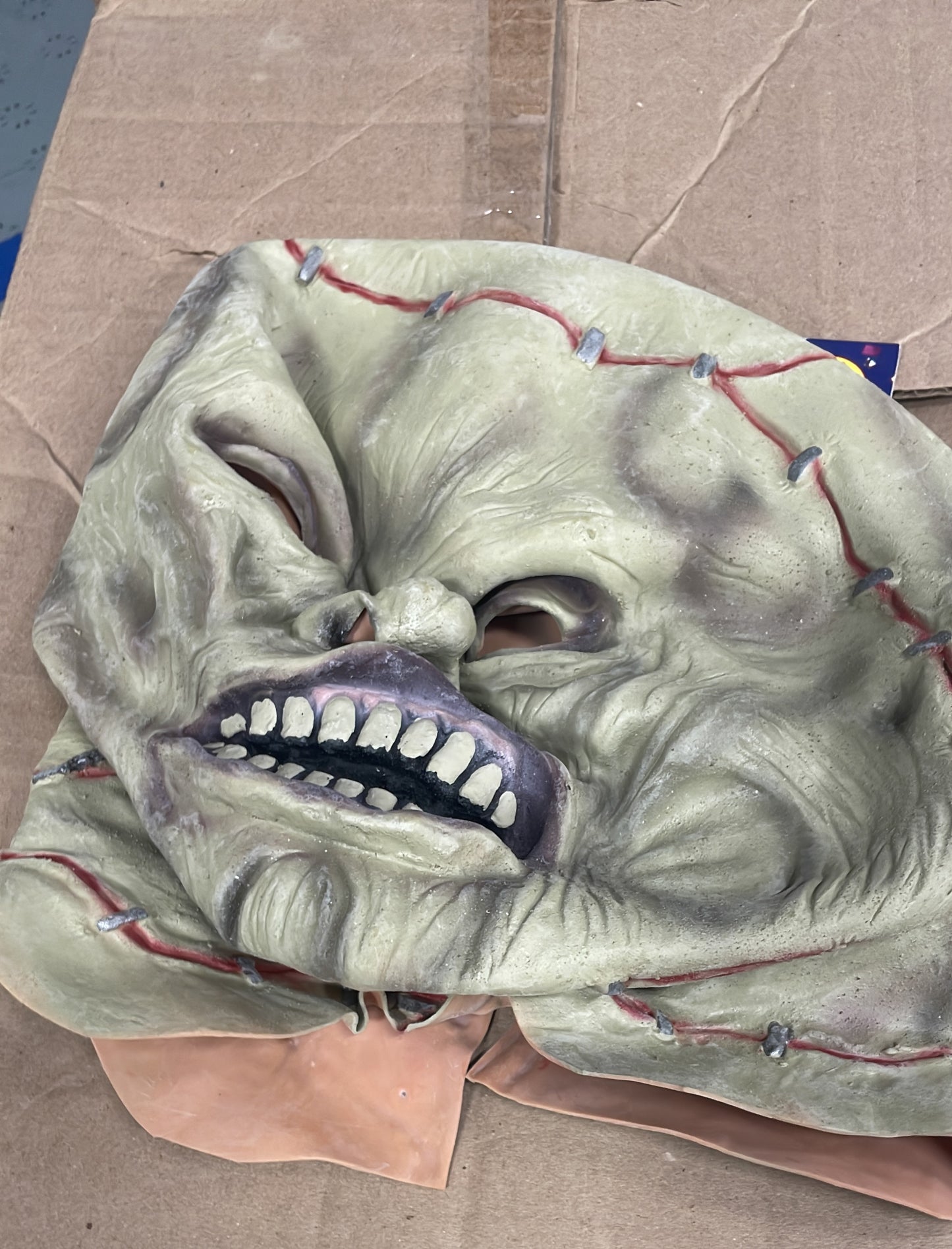 Mask with neckpieces