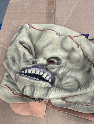 Mask with neckpieces