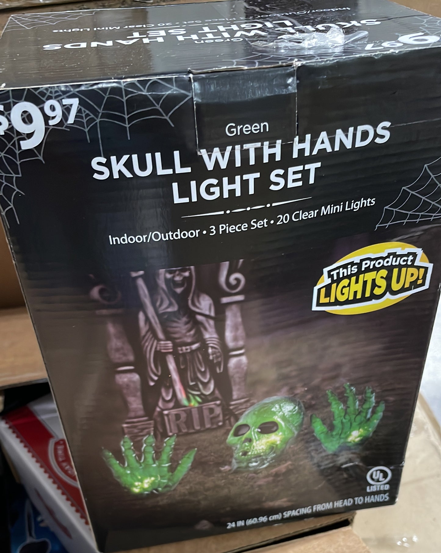 Skull with hand light